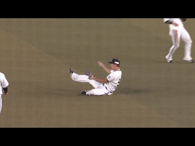 【4回裏】前進!! バファローズ・杉本裕太郎 風に戻された打球をスライディングキャッチ!! 2025年7月18日 千葉ロッテマリーンズ 対 オリックス・バファローズ