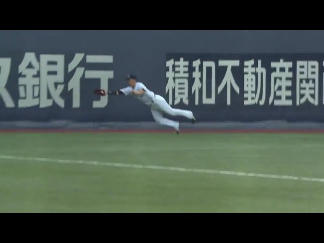 【5回表】バファローズ・ディクソンも拍手で喜ぶ!! T-岡田のダイビングキャッチ!! 2017/10/1 Bs-H