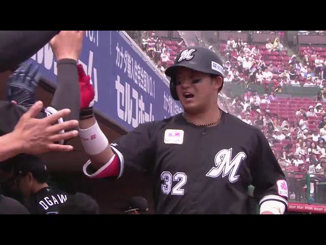 【2回表】久しぶりの安打がホームラン!! マリーンズ・佐藤都志也 ライトへの一発を放つ!!  2023年5月21日 東北楽天ゴールデンイーグルス 対 千葉ロッテマリーンズ