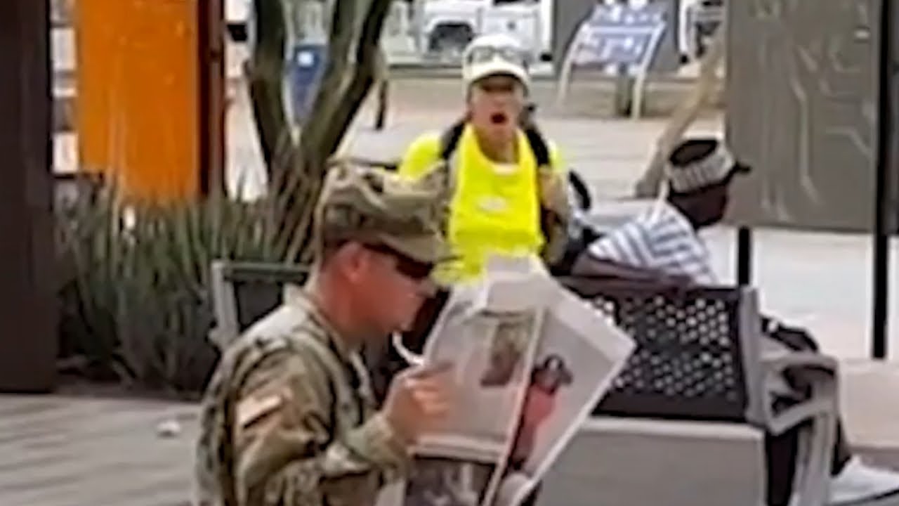 Un soldat lit le journal jusqu'à ce qu'une femme lui saute dans les bras. C'est un moment poignant
