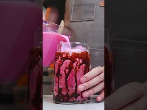 Berry Elegance em uma xícara: delicie-se com a arte do café com leite de morango com creme ☕🍓✨