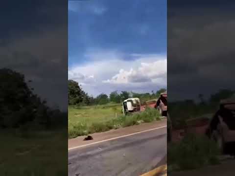 Colisão entre caminhão e carro deixa morto na GO-469, entre Trindade e Abadia de Goiás