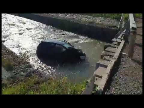 Un autoturism s a rasturnat in raul Neagra 6 mai 2021