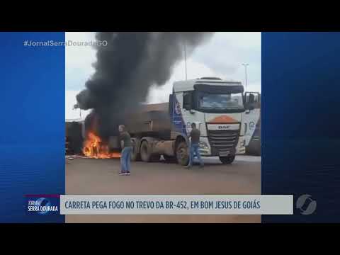 Carreta pega fogo no trevo da BR-452 em Bom Jesus de Goiás
