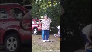 White woman singin missy Elliot "work it"