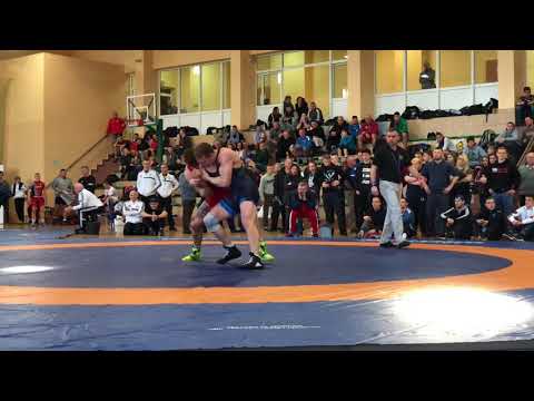 Walka Mateusza Wolnego z MKZ Unia Racibórz podczas Pucharu Polski w hali w Rudniku