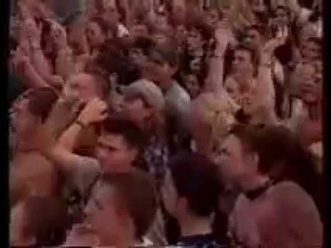 Uhrin Benedek koncerten stage dive-olok a Szigeten 2000-ben