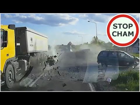 Wypadek - silnik wypada z auta