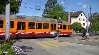 preview picture of video 'Zürich, Uetlibergbahn am Bahnübergang Friesenberg'