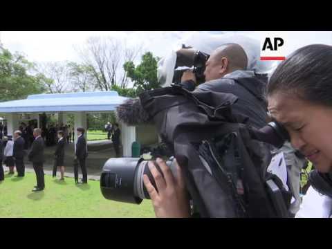 Imperador do Japão visita memorial de guerra