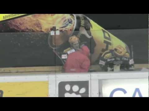 Kiekon Takana On Nainen