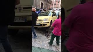 ambulanza-con-uomo-in-fin-di-vita-bloccata-da-auto-in-divieto
