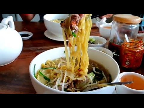 Eating Outside - Healthy Breakfast - Mi Keav With Beef - Yummy Noodle Video