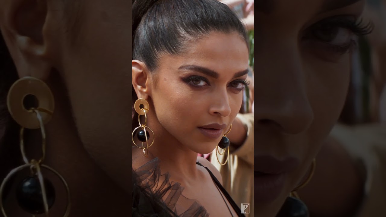 The Stunning Duo 🔥 | Jhoome Jo Pathaan | #shahrukhkhan #deepikapadukone #dancesong #yrfshorts #yrf