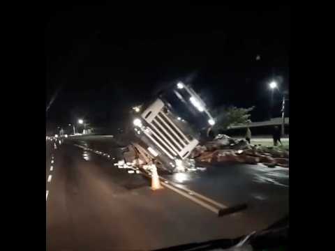 Carreta com carga de leite tomba e interdita parcialmente a BR-282