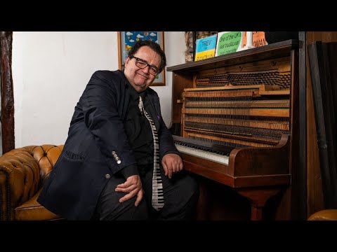 One of Britain's last 'pub pianists' with 4,300 songs fears the tradition dying out | SWNS