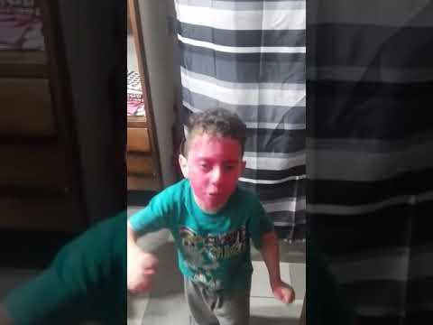 Lautaro y Lucia se pintan la cara. La mamá los reta