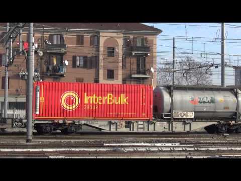 TIGRI E.652. IN DOPPIA TRAZIONE CON CARRI MERCI IN TRANSITO A NOVARA. 3 - 1 - 2015.