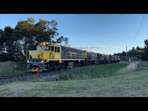 TasRail DV2 TR16 TR17 2006 Light engines crossing Station Road