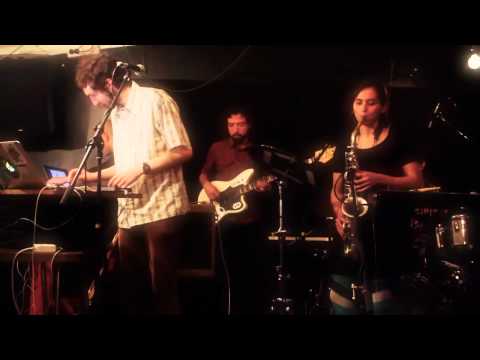 "Guaracha U.F.O." - Meridian Brothers en vivo en Radio Pachone