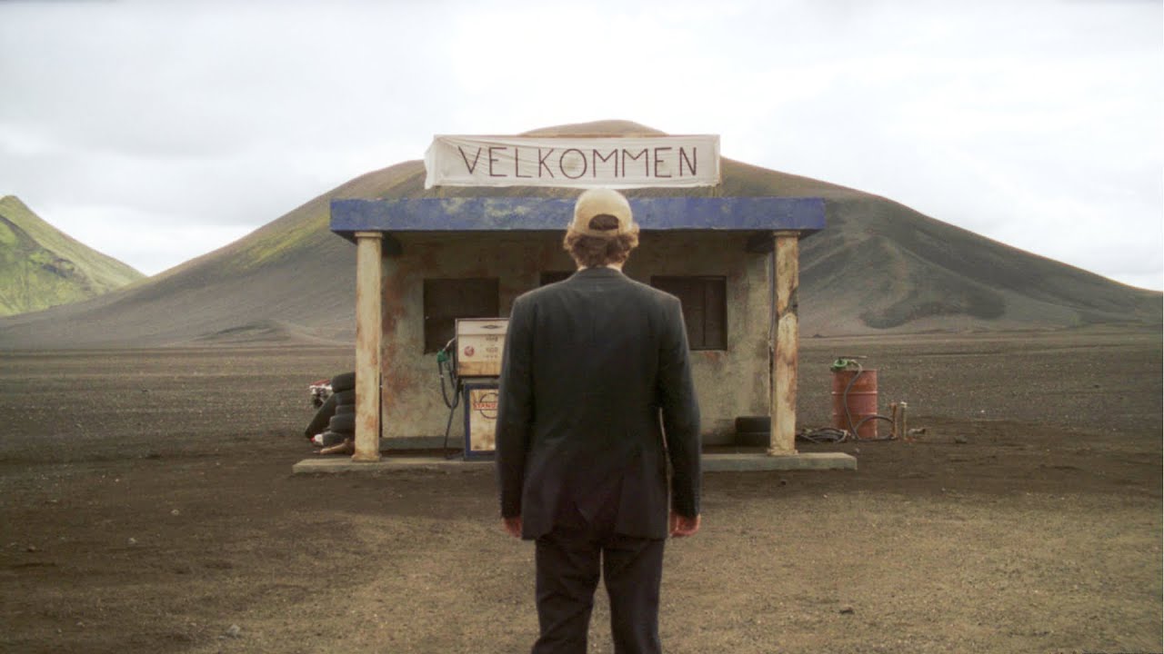 男は自殺して地獄へやって来たが、そこは想像していたものとはまったく違っていた。死んだあとに残業させられ、働かされることより恐ろしいことがあるだろうか！『厄介な男…からっぽな世界の生き方』