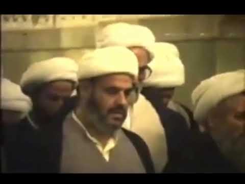 ⁣المرجع الأعلى السيد علي السيستاني (دام ظله)يصلي على جنازة أستاذه الإمام الخوئي (قدس سره)