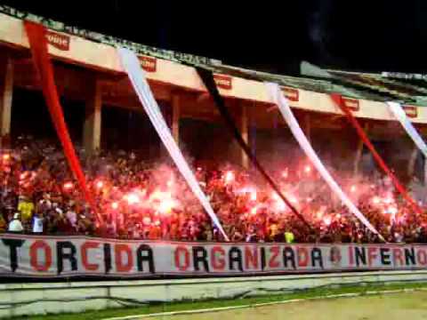 Inferno Coral cantando "Levantou Poeira"