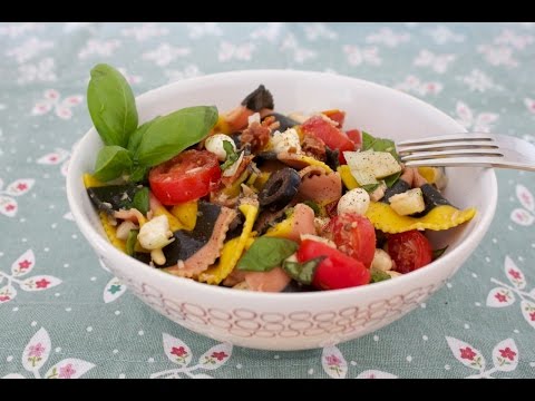 Ricetta: Insalata di pasta con tonno, mozzarella, pomodori, carciofi, olive, pinoli e basilico