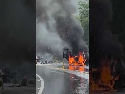 Colisão entre caminhão e motociclistas provoca dois óbitos.