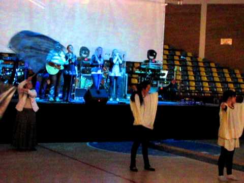 Echipa de inchinare a Bisericii Raul Trezirii la deschiderea concertului cu Proconsul