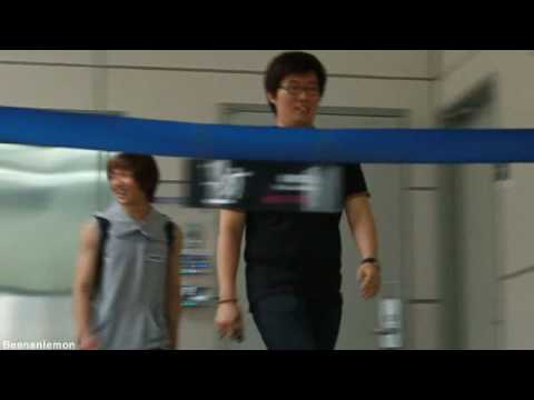 [19 June Last musical] Onew after musical sleeveless with managers! ^^