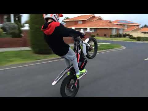 Kid does huge wheelie on Oset!