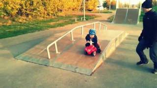 preview picture of video 'Theo kör Bobby Car i Skateramp i Linghem'