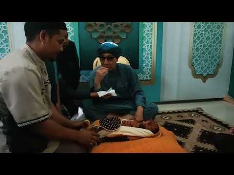 proses tahniq anak ke 3 (putri) Habibah Maudy Ruwaydah oleh Buya Yahya di lpd Al bahjah