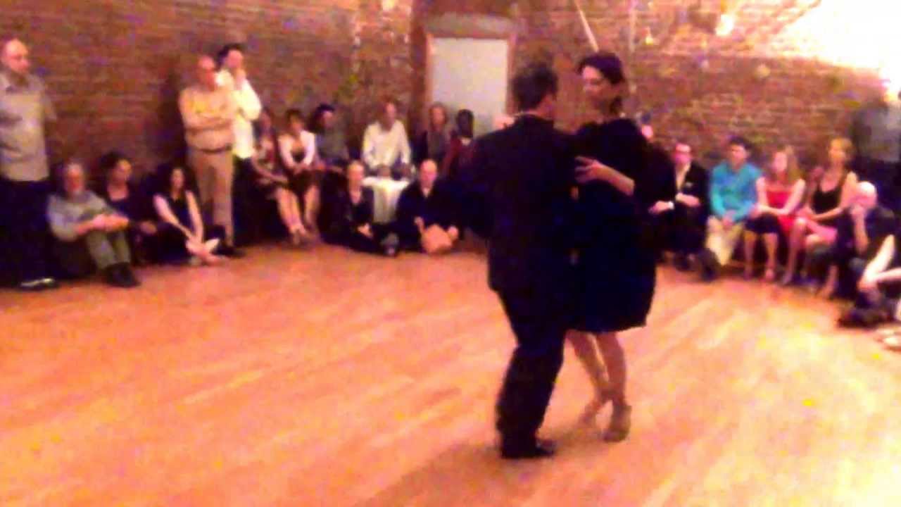 Tina Riccardi y Oscar Busso bailan el vals Corazon de Oro por la orquesta de Francisco Canaro 3/3