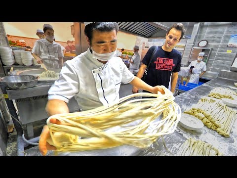 中国西安での中華ストリートフード手延べ麺ツアー - 非常に満足度が高い (Chinese Street Food HAND PULLED Noodle Tour in Xi'an, China - EXTREMELY SATISFYING)