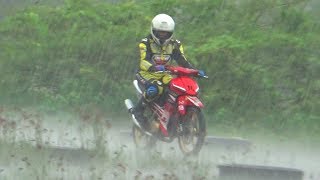 Download lagu Iva Amelia Latihan di Tengah Hujan Deras mp3