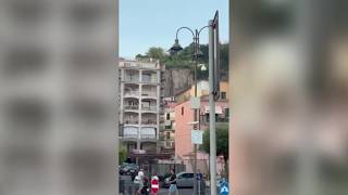 Terremoto Campi Flegrei, l'esatto momento del cedimento del costone: le immagini impressionanti