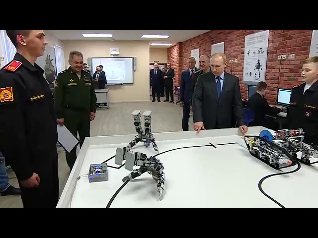 Владимиру Путину показали отжимающихся роботов