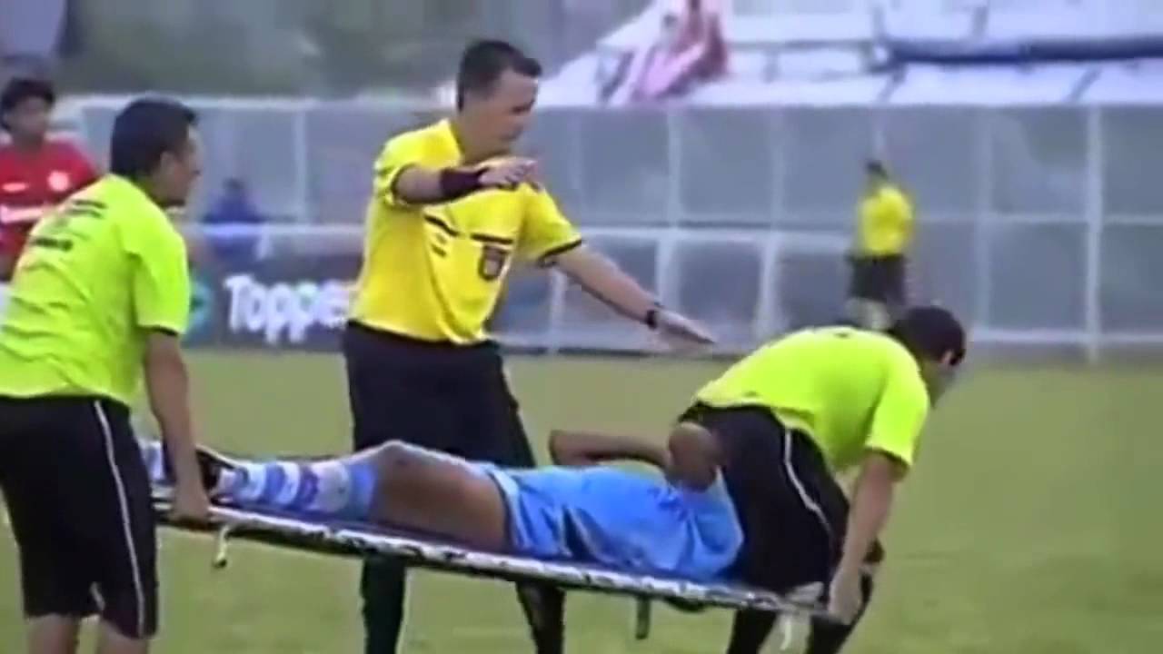 Chết cười với những pha cấp cứu của bóng đá :))))