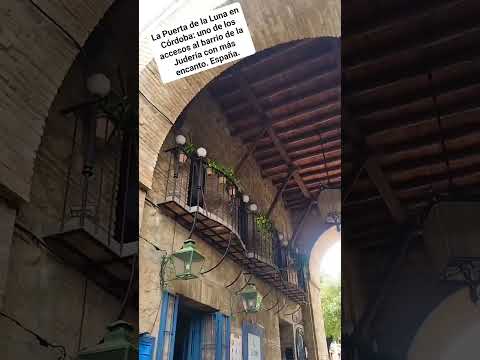PUERTA DE LA LUNA EN CÓRDOBA: UNO DE LOS ACCESOS AL BARRIO DE LA JUDERÍA CON MÁS ENCANTO. España.