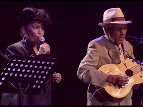 Compay Segundo - Una rosa de Francia feat. Omara Portuondo (Live Olympia París 1998)