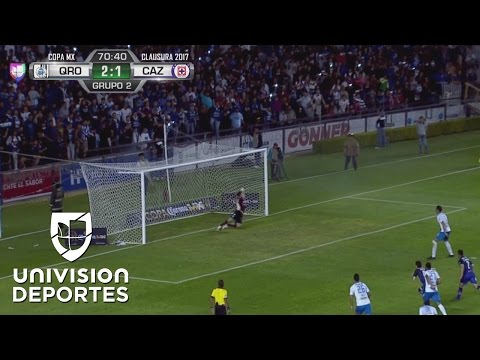 Peñalba marca desde el punto penal el 2-2 entre Cruz Azul y Querétaro
