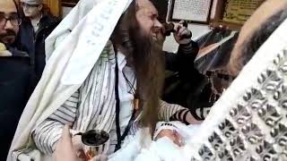 האב נותן לבנו שם: "נא, נאץ', נחם, נחמן מיומן"
