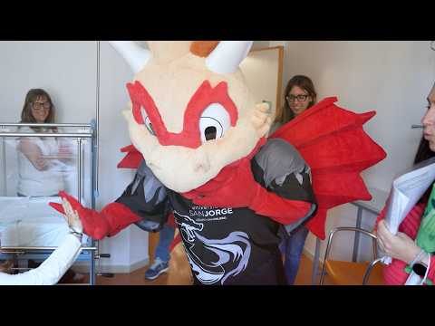El dragón de la USJ y el payaso Kikote visitan a los niños hospitalizados del Hospital Miguel Servet