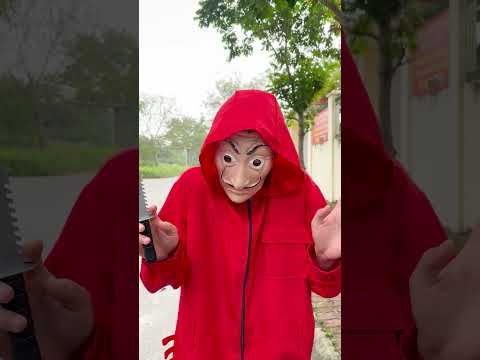 The courage of the female police officer makes the money thief terrified#moneythief #police #funny