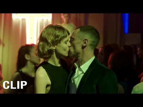 ALASKA: Clip dal film - Capodanno in discoteca