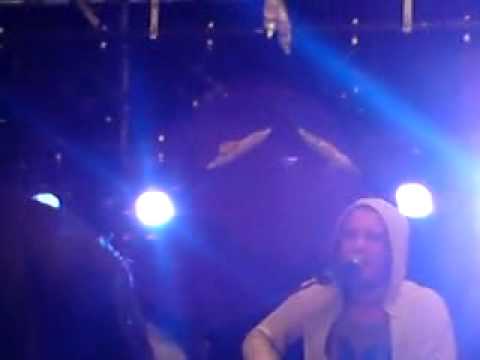 Calle Kristiansson - Walking in Memphis - Live Umeå MVG gallerian 28/12-09