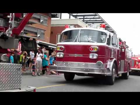 Parade camion de pompier a la grande fete des pompiers de Laval  2013