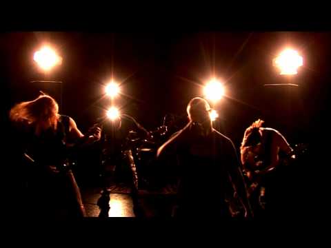 Rajatapaus - Revittynä lattialla